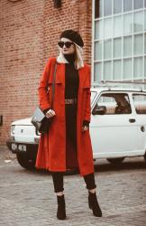 Klasyczny czerwony płaszcz i czarny beret