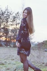 CZARNA SUKIENKA W KWIATY