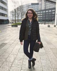 Comment porter la doudoune et la chemise imprimée ?