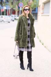 Winter dress outfit idea: knitted check and green faux fur