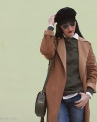 Look con Capas, gorra y abrigo contra el frío