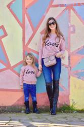 Look coordinato con felpa rosa Love