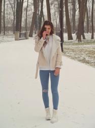WHITE SWEATER & BEIGE COAT