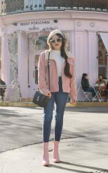 Look: Jaqueta e bota cor de rosa 