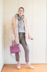 Look del giorno: pantaloni principe di galles, felpa e rosa!