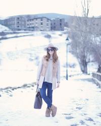 LOOK CON CHALECO Y BOTAS ESTILO UGG EN ANDORRA