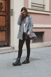 Look con americana de cuadros y botas militares