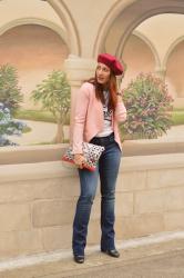 Parisienne chic : jean bootcut, blazer rose et béret