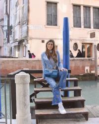 Un look azzurro tra i canali di Venezia