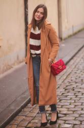 Manteau orangé et pull rayé