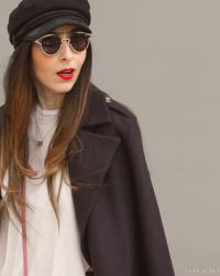 Frío en Valencia: Look con abrigo largo, botas altas y Gorra militar