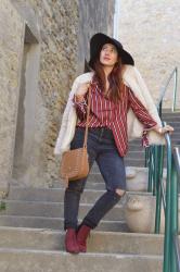 Chemise rayée et jean destroy : un look chic avec une touche western