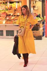 vestido midi amarillo y botas altas con parka 