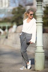 Frühlings-Outfit: Chic & casual mit Track Pants, weißer Bluse und Slip On Sneakers.