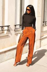 Panier rond en paille et pantalon ample