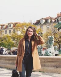 Tendance : porter la combinaison kaki avec des baskets dorées !