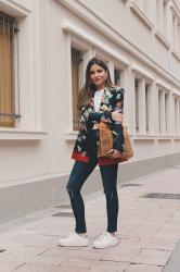 Look con americana de flores y bolso de madera