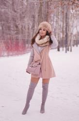 WINTER STYLE! | pastelowa zimowa stylizacja z torebką Guess i kozakami za kolano