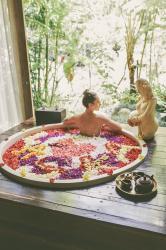 FLOWER BATH WITH BEAUTIFUL EDEN