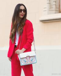 Tendencias Streetstyle: Con traje rojo y con look casual, las sneakers son la clave