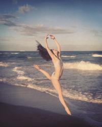 *goes to dance class once*

#dance #jump #beach #ocean #vacay...