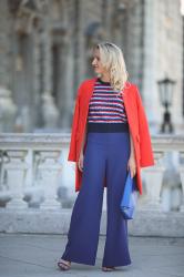 Maritimes Outfit: Sommerklassiker in Rot, Blau & Weiß.