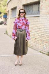 Golden pleated skirt: Spring daytime outfit with 1.2.3 Paris