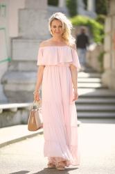 Sommer Outfit: Maxikleid in Rosa und Keilabsatz Wedges.