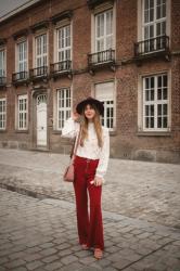 Outfit: 70s inspired in flared knit trousers and ruffled blouse