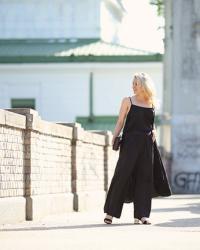 Sommer Outfit in schwarzer Seide: Layering mit Palazzo Hose und asymmetrischem Top.