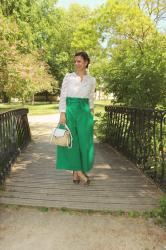 Pantalon vert et panier tressé