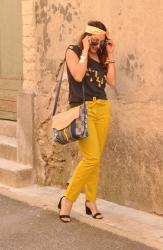 Look ethnique chic avec un pantalon chino jaune