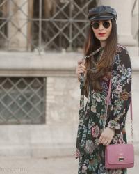 Look urban chic: Vestido de flores midi con botas y gorra de cuero