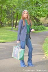 BLAZER, JEANS Y CAMISA DE LUNARES