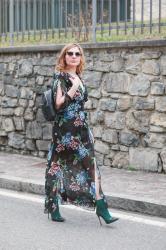 Give an edge to your black floral print dress – Beach fashion in town