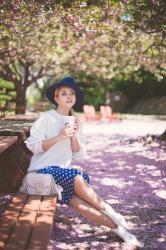 The easy spring outfit: net bag and dots