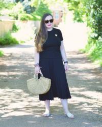 Black Summer Outfit With Light Accessories