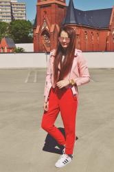 #400 Czerwone spodnie z lampasami i różowa ramoneska, połączenie idealne? :)