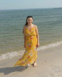 stylizacja plażowa-żółta sukienka w kwiaty