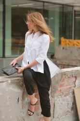 camisa blanca y pantalon negro, look de noche
