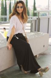 Look relajado con falda larga negra