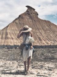 CÓMO COMBINAR UN VESTIDO MIDI BLANCO