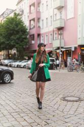 OUTFIT: Statement Farben kombinieren – grüner Blazer, Cut-Out Boots und Baker Boy Mütze