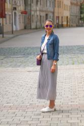 šedá plisovaná sukňa s fialovou kabelkou