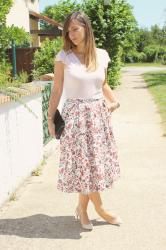 Combo rétro: froufrous, fleurs et coupe midi