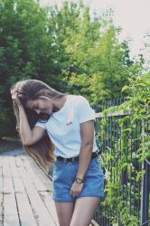 Casual look NAKD | biały tshirt + mom fit