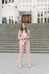 OUTFIT: Think Pink – der rosa Hosenanzug