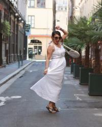 ✘Accessoiriser une robe blanche longue, pour un look bohème en ville cet été.