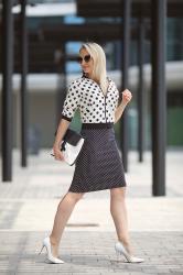 Business Outfit mit Punkten für den Sommer: Mustermix in schwarz-weiß.