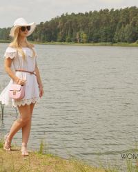 Biała sukienka hiszpanka + różowa torebka + różowe sandały + biały słomkowy kapelusz 